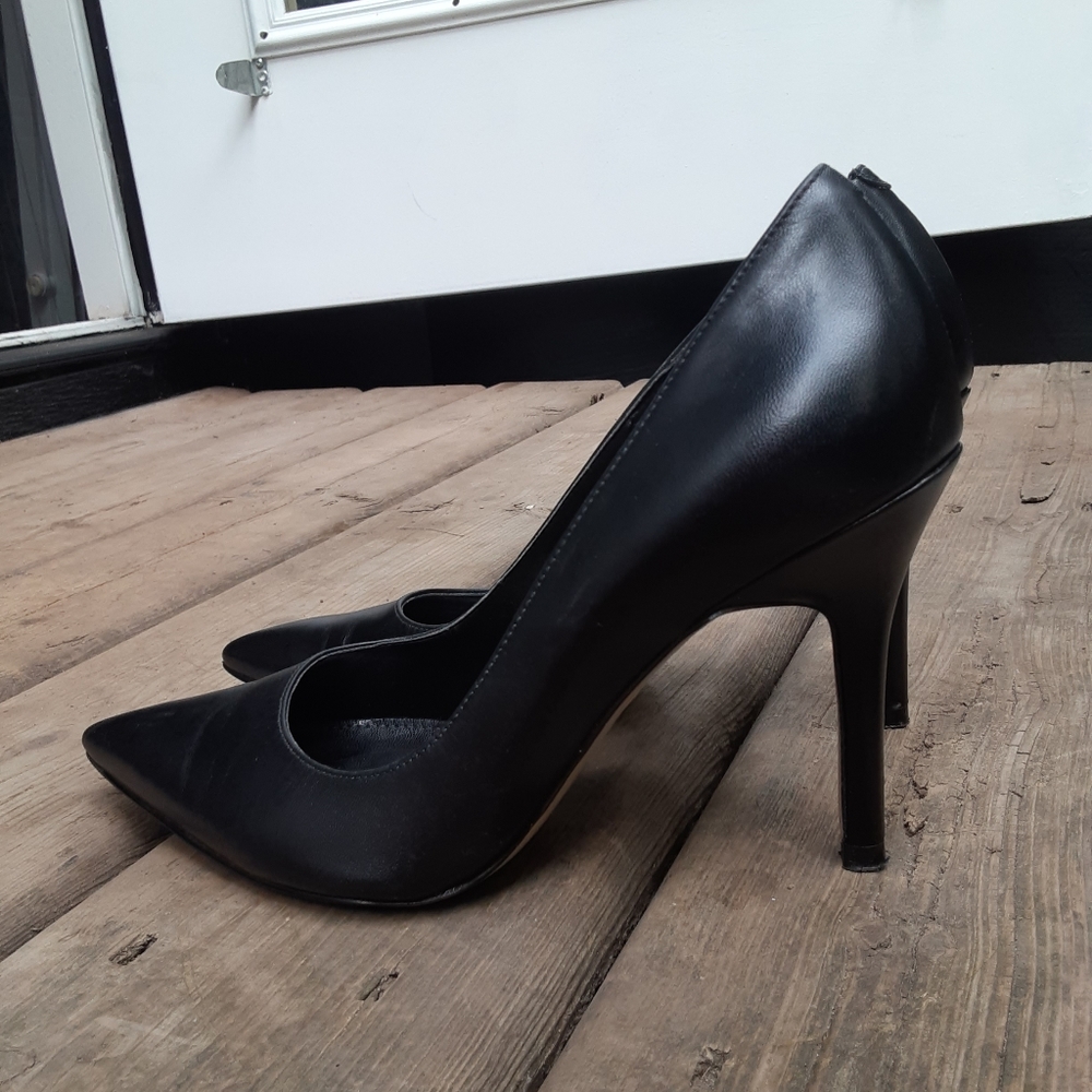 Marc Fisher classic black pumps